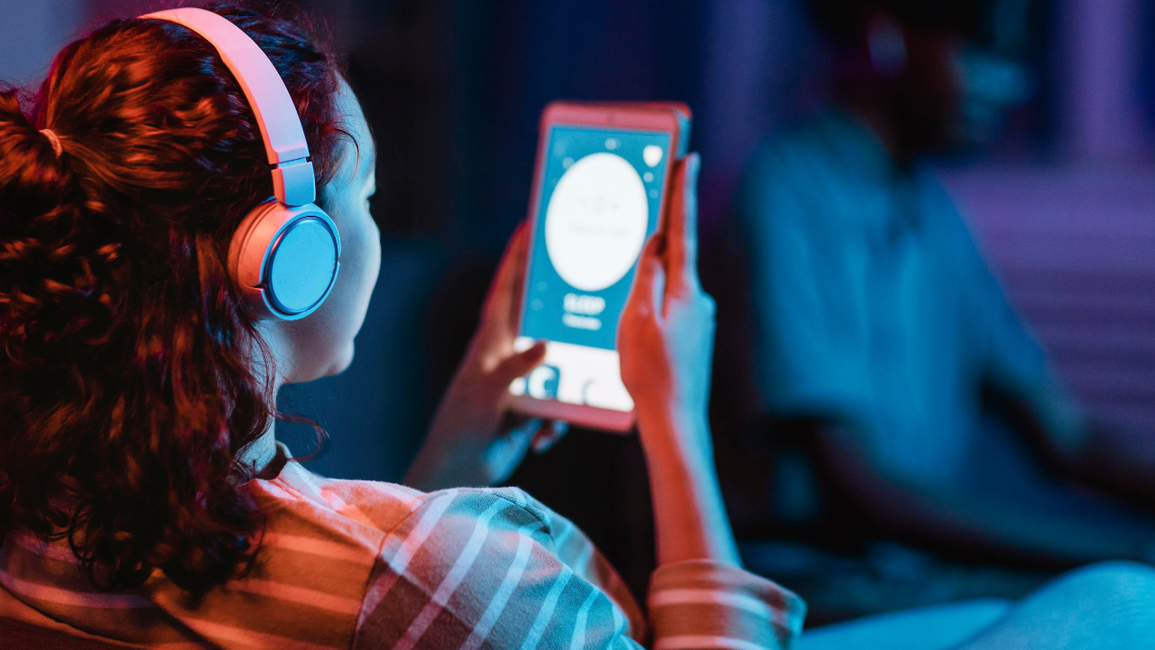 Ingresos mundiales por música grabada y streaming crecieron más lentamente en 2024