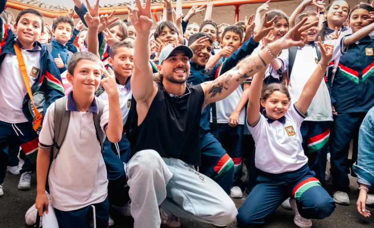 Juan Duque entrega 90 becas a niños de Marinilla, Antioquia