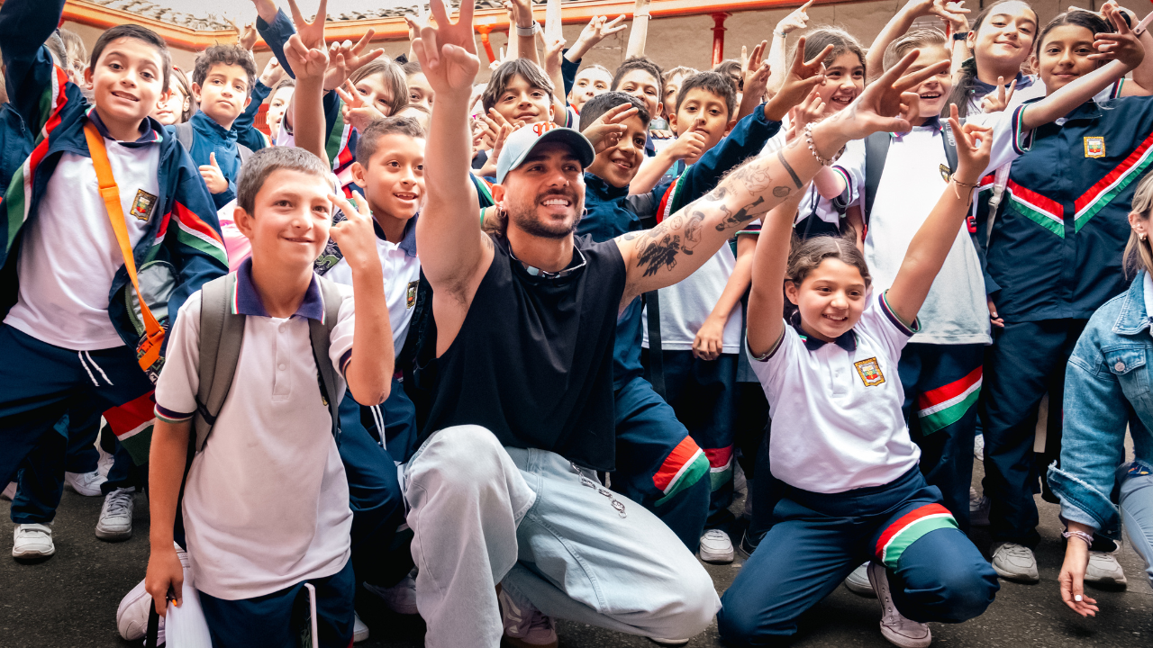 Juan Duque entrega 90 becas a niños de Marinilla, Antioquia