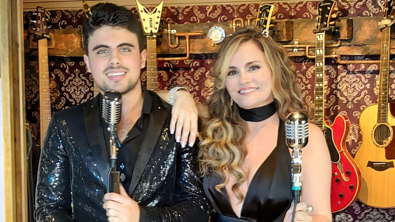 Aura Cristina Geithner le canta a la vida y al amor, con estilo vallenato y acompañada de su hijo