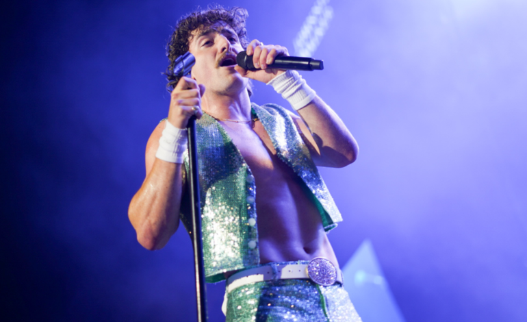 ¿Quién es Benson Boone, el cantante que está dando de qué hablar en los principales festivales de Latinoamérica?