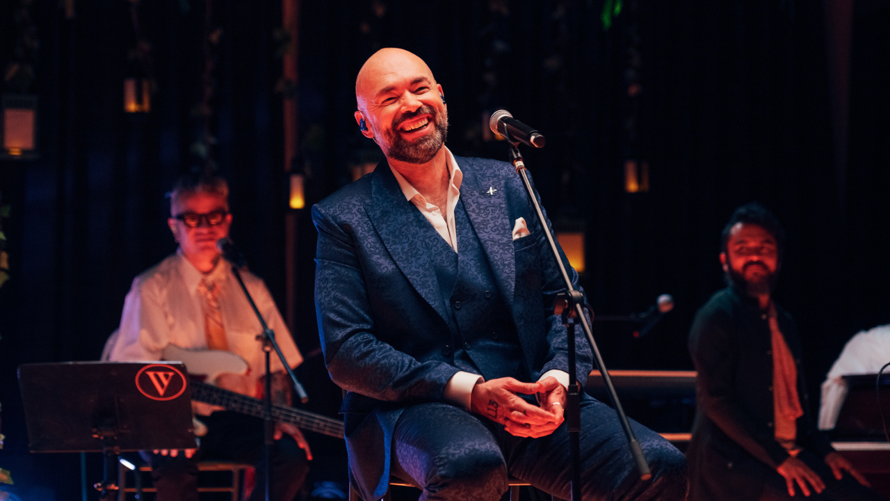 Santiago Cruz celebra 15 años del álbum ‘Cruce de Caminos’ con nueva versión de “6:00 a.m.” 