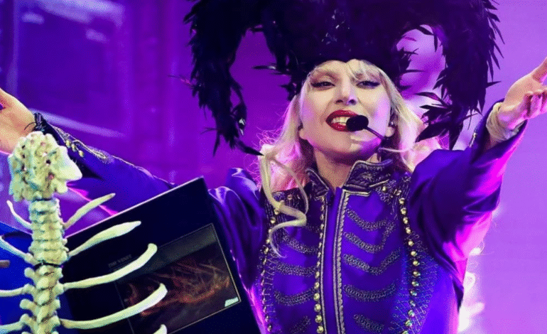 Show de Lady Gaga en Coachella fue un comentario genial sobre la fama