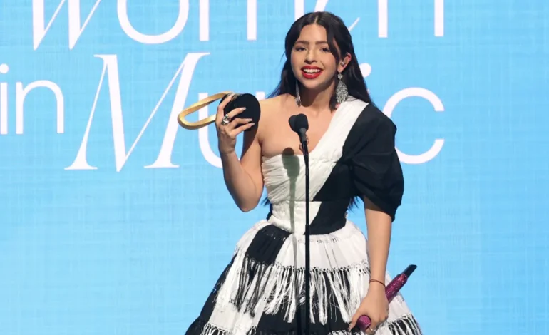 Ángela Aguilar dedica Breakthrough Award a mujeres inmigrantes en Women in Music: ‘Merecen seguridad, dignidad, el derecho a soñar’