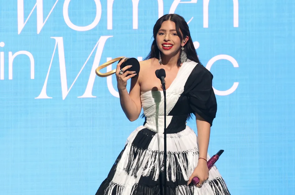 Ángela Aguilar dedica Breakthrough Award a mujeres inmigrantes en Women in Music: ‘Merecen seguridad, dignidad, el derecho a soñar’