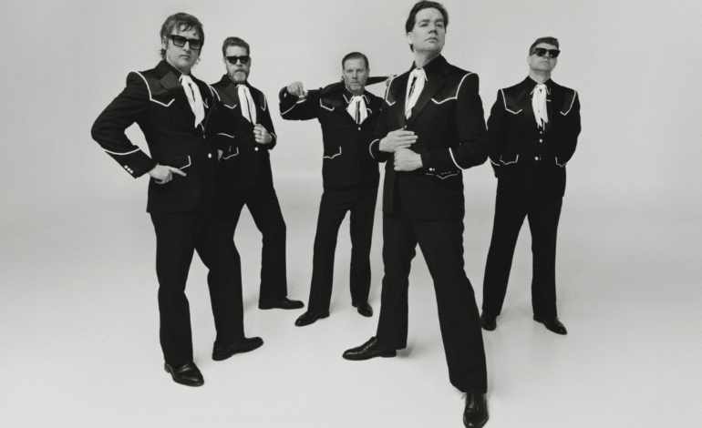 Secretos detrás de los éxitos de The Hives y lecciones de una banda con tres décadas de historia
