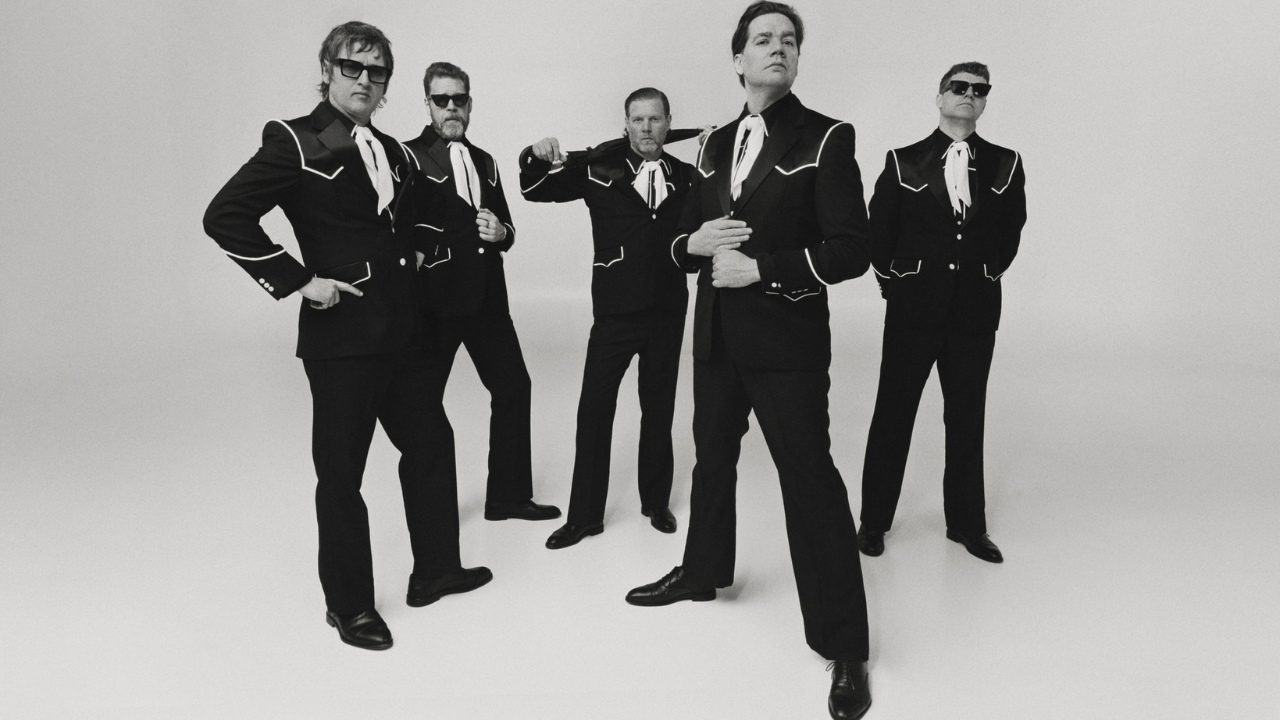 Secretos detrás de los éxitos de The Hives y lecciones de una banda con tres décadas de historia