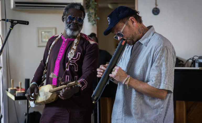 Damón Albarn canta en español con su proyecto Africa Express