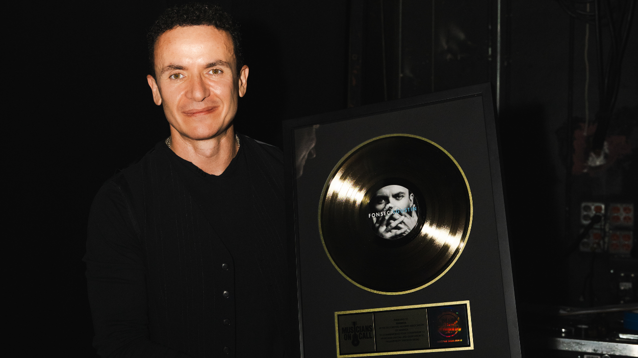 Fonseca recibe reconocimiento especial de Juanes, durante evento benéfico en Miami