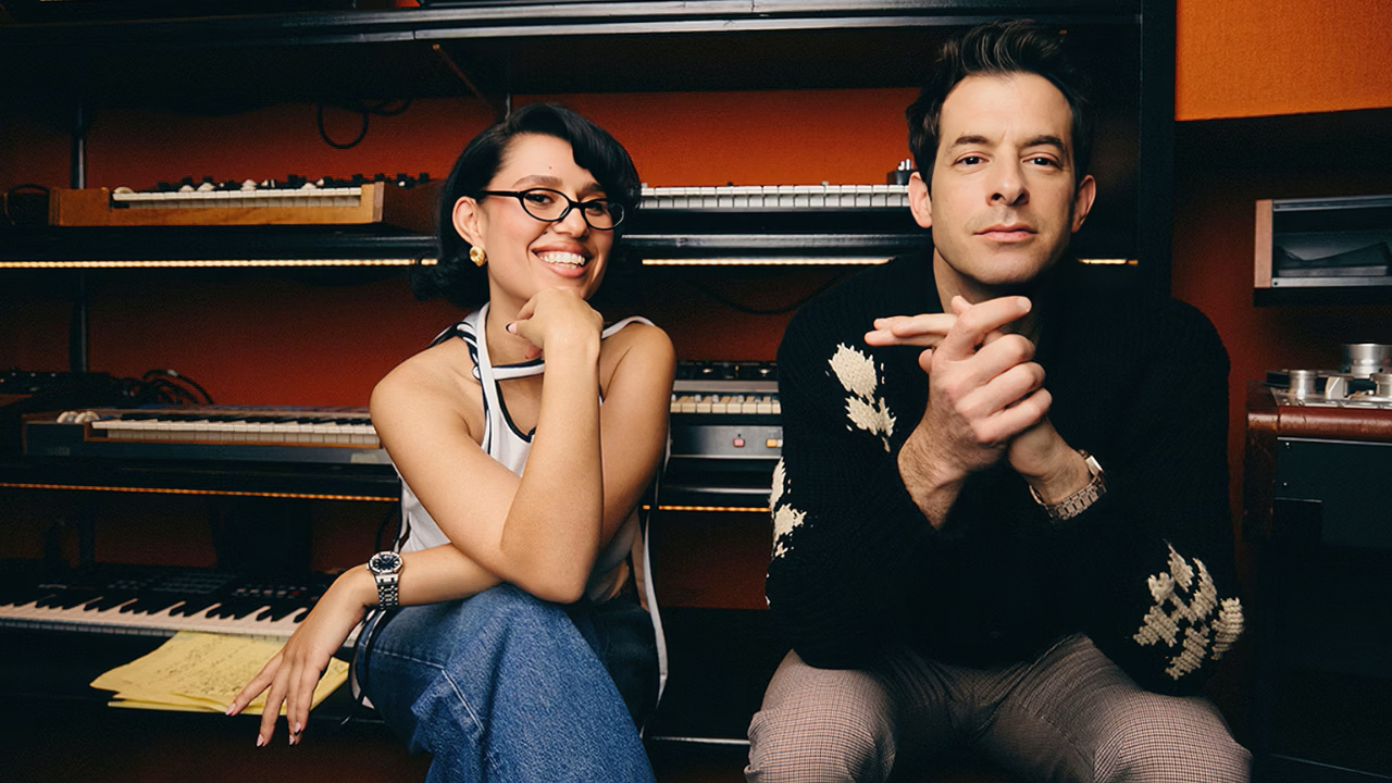 Para su nuevo éxito, Mark Ronson se une a RAYE y a una importante marca de relojes de lujo