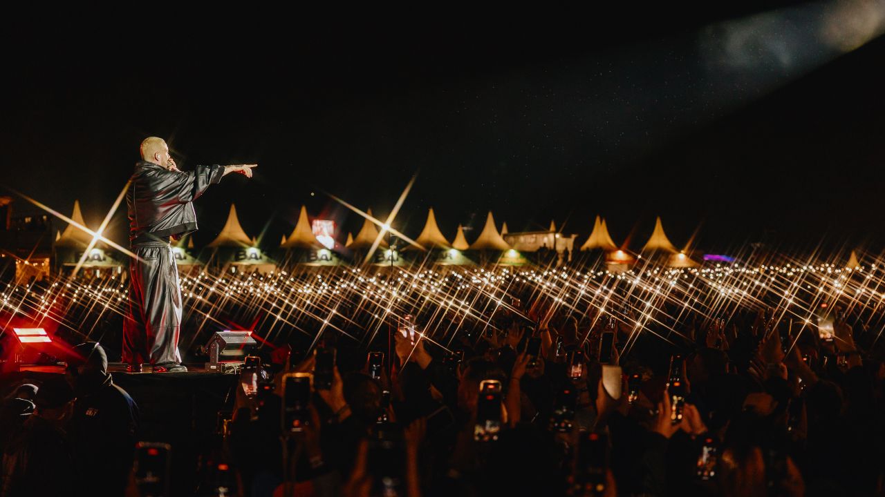 J Balvin continúa haciendo historia, ahora con “Rio” en la cima del Latin Airplay y masiva presentación en Bélgica.