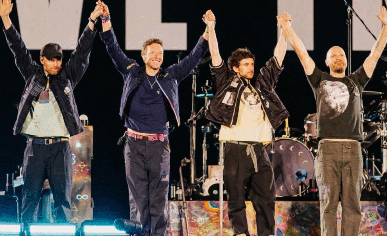 Chris Martin de Coldplay se recupera de escándalo de Kiss-Cam con dulce serenata a Messi y su esposa