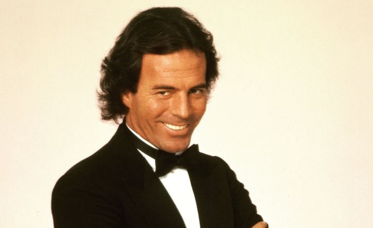 ¿Por qué cada mes de julio aparecen memes de Julio Iglesias?