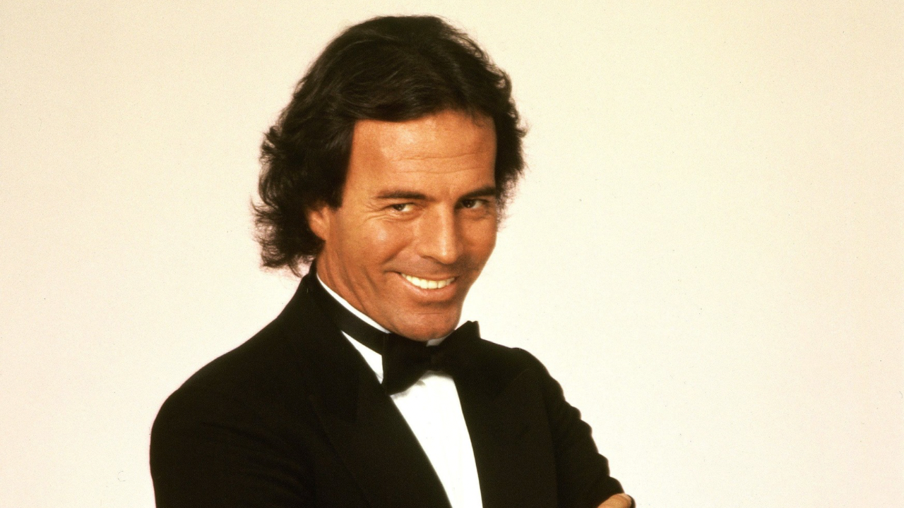 ¿Por qué cada mes de julio aparecen memes de Julio Iglesias?
