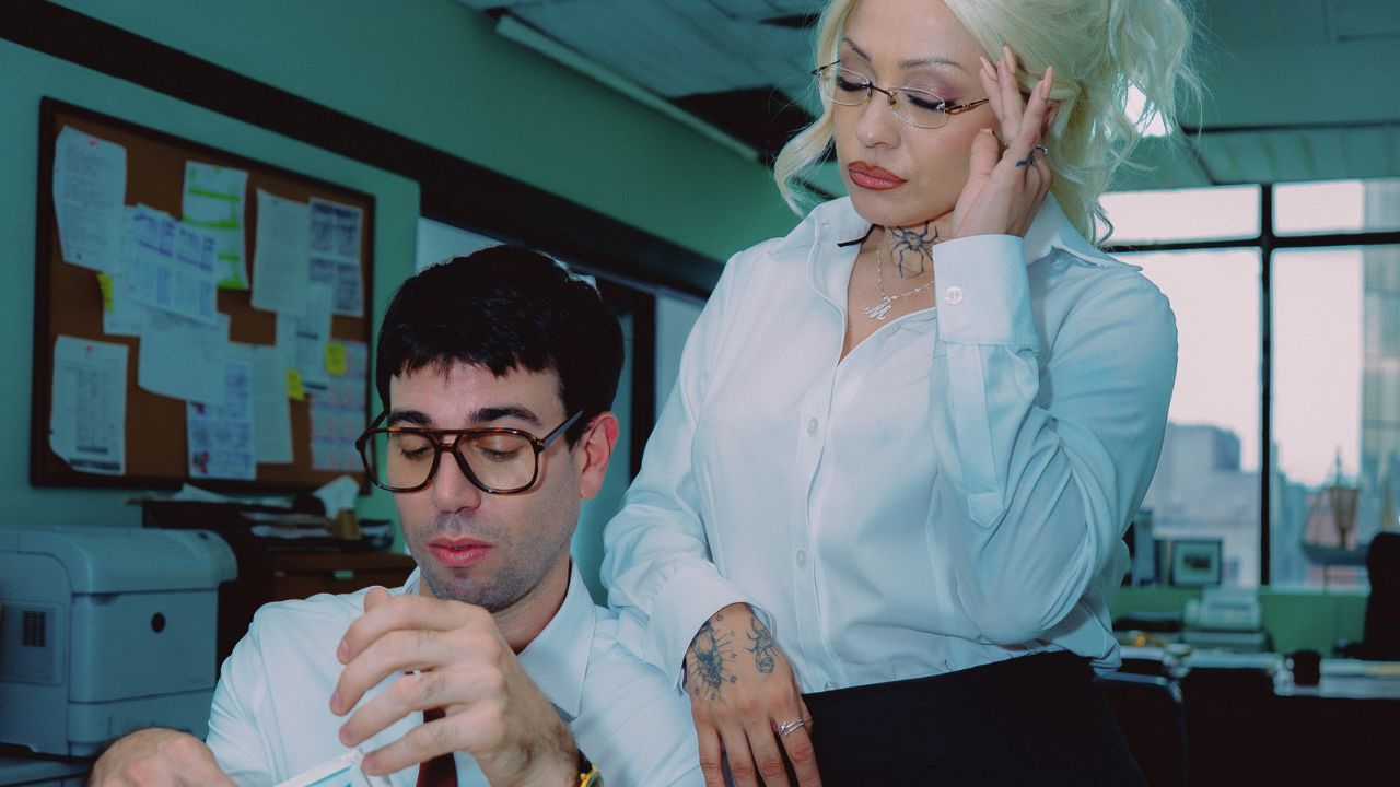 Mon Laferte nos regresa a los años noventa con “Esto Es Amor”
