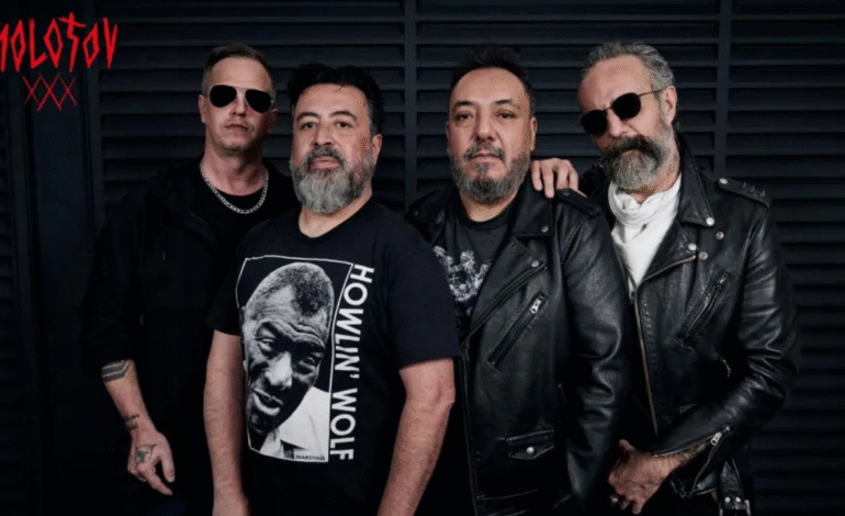 Molotov: la banda que lleva tres décadas haciéndonos sentir adolescentes.