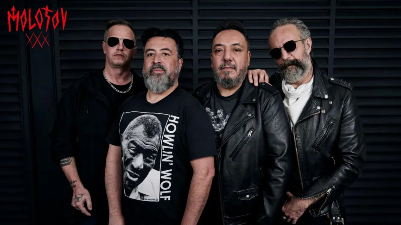 Molotov: la banda que lleva tres décadas haciéndonos sentir adolescentes.