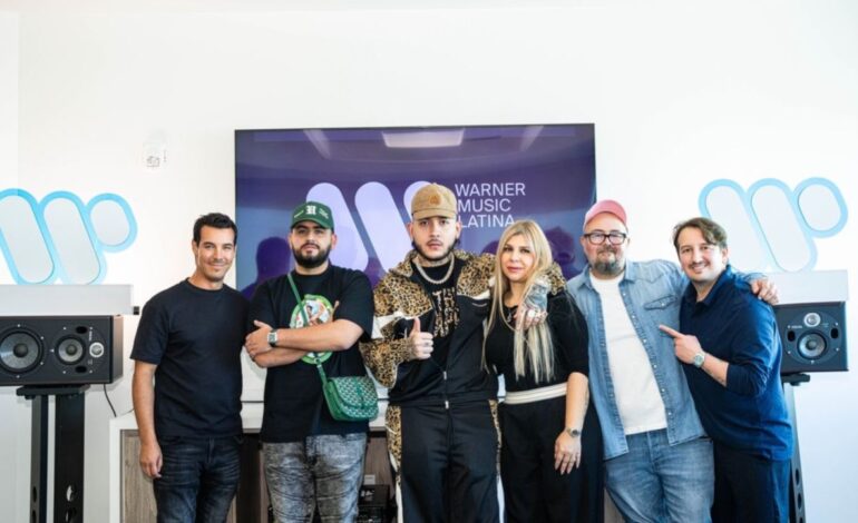 Kris R firma como nuevo artista de Warner Music Latina