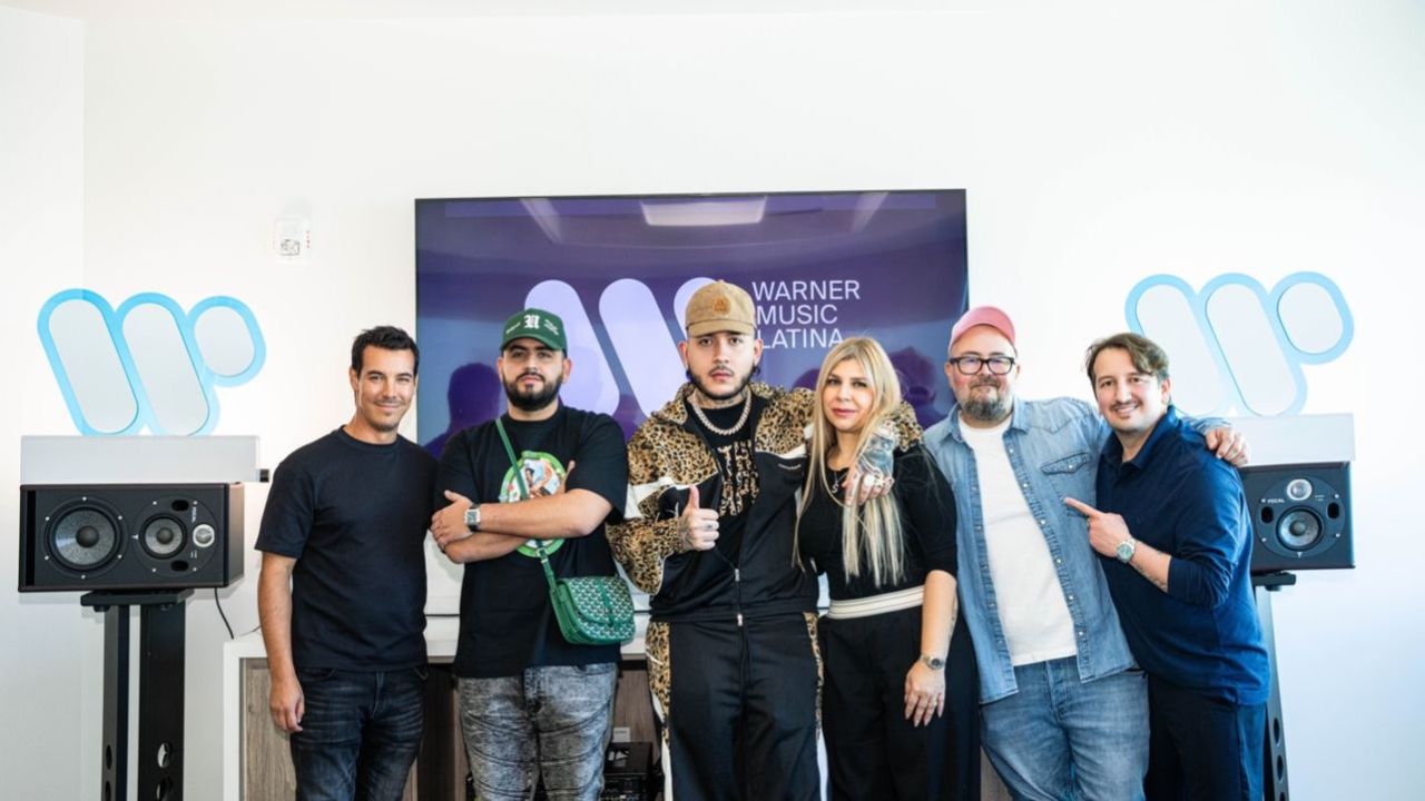 Kris R firma como nuevo artista de Warner Music Latina
