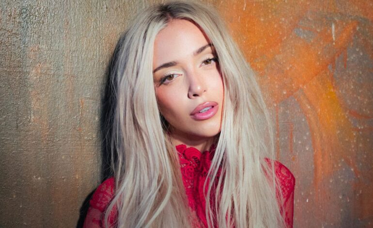 Ana Mena evoca la nostalgia de los años setenta, acompañada por los productores de “Despacito”