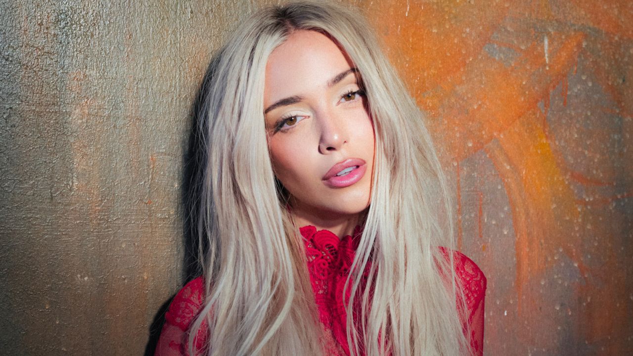 Ana Mena evoca la nostalgia de los años setenta, acompañada por los productores de “Despacito”