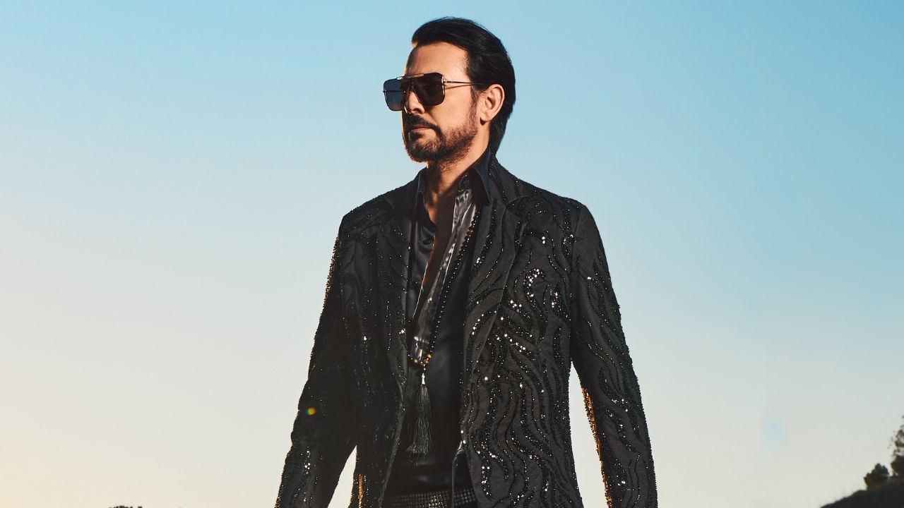 Beto Cuevas renace con “¡Respira!” y abre una nueva era en su carrera