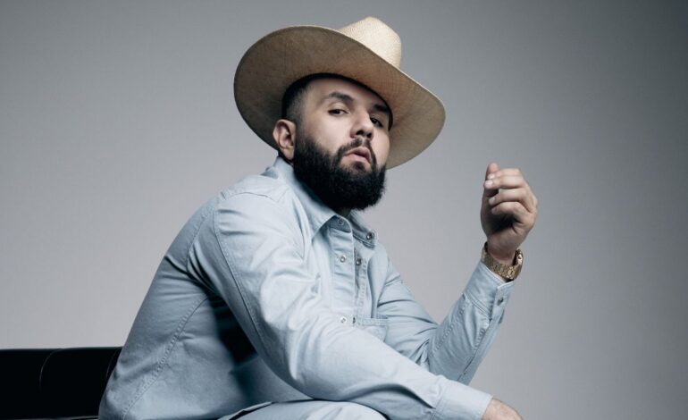 Carín León revela detalles sobre ‘Boca Chueca, Vol.2’