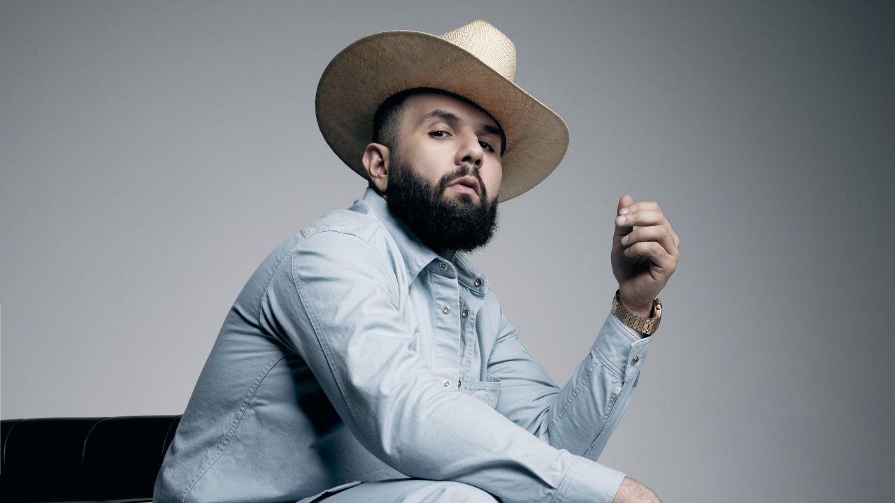 Carín León revela detalles sobre ‘Boca Chueca, Vol.2’