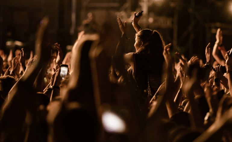 La música en vivo supera al cine y al deporte: el nuevo dominio global de los conciertos