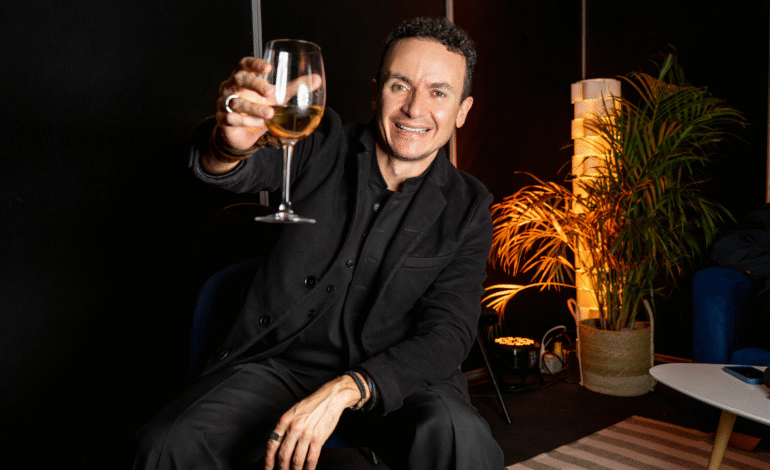 Fonseca presenta “Celebrar”, su nueva canción para Navidad y Año Nuevo