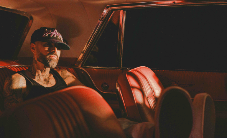 Tras experimentar con la salsa, Mike Bahía se suma a la corriente de los afrobeats en “Un Vacío”