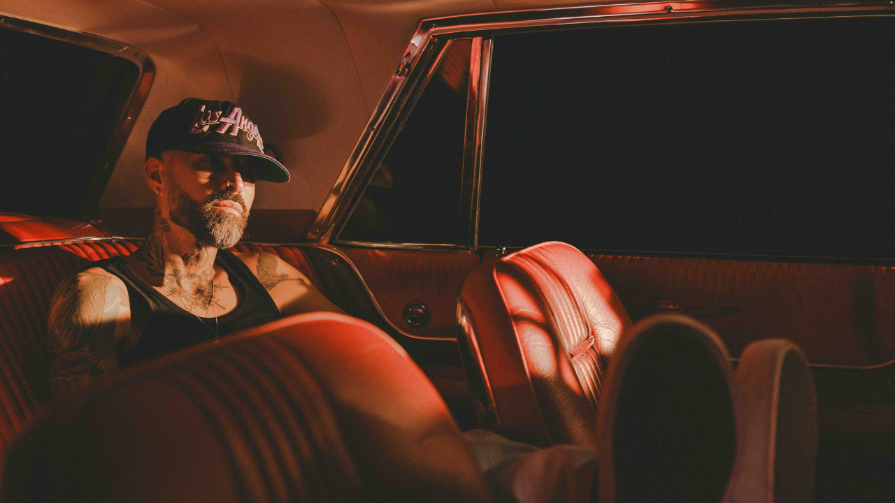 Tras experimentar con la salsa, Mike Bahía se suma a la corriente de los afrobeats en “Un Vacío”