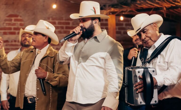 Carín León reimagina clásicos mexicanos en un nuevo disco en vivo: ‘Chapayeka’ 