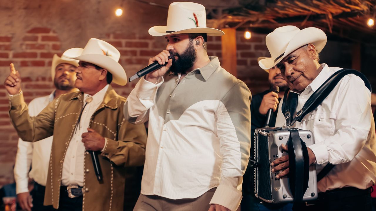 Carín León reimagina clásicos mexicanos en un nuevo disco en vivo: ‘Chapayeka’ 