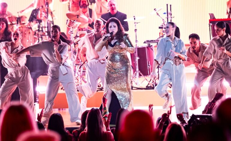 Los Grammy celebran la música latina con un homenaje a Gloria Estefan, Santana y Celia Cruz