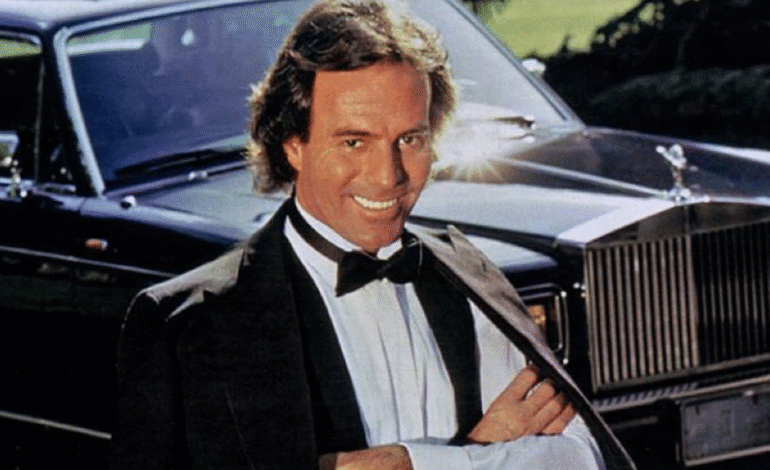 Julio Iglesias es acusado de abuso sexual y trata de personas por dos exempleadas