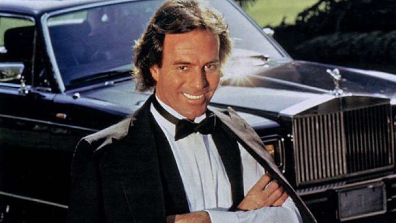 Julio Iglesias es acusado de abuso sexual y trata de personas por dos exempleadas