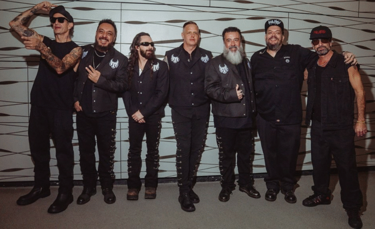 Molotov y artistas urbanos aztecas presentan “Viva México”