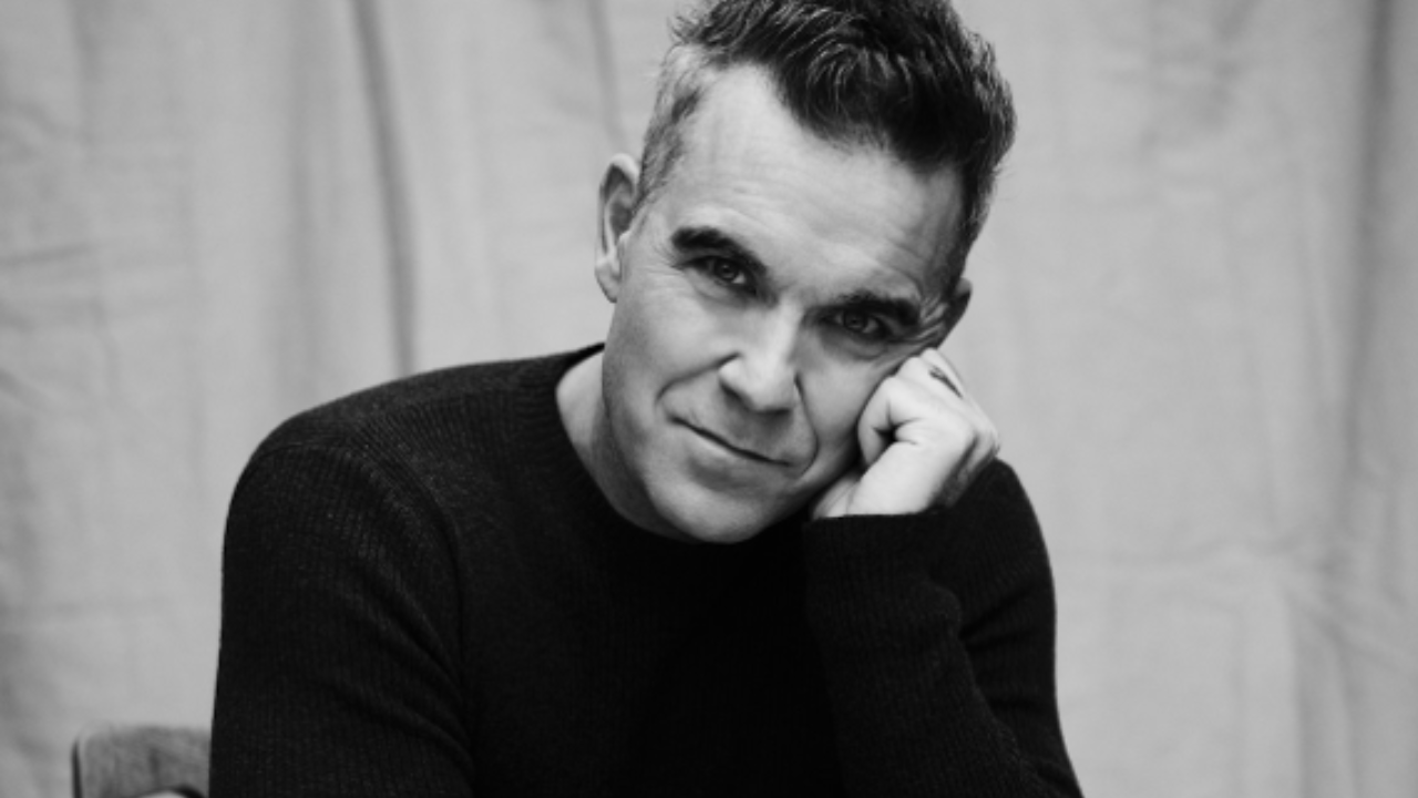 Robbie Williams rinde tributo a la música inglesa de los años 90 en ‘BRITPOP’