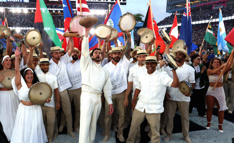 Bad Bunny transmite mensaje ‘Juntos somos América’ durante show de medio tiempo con Lady Gaga, Ricky Martin y más