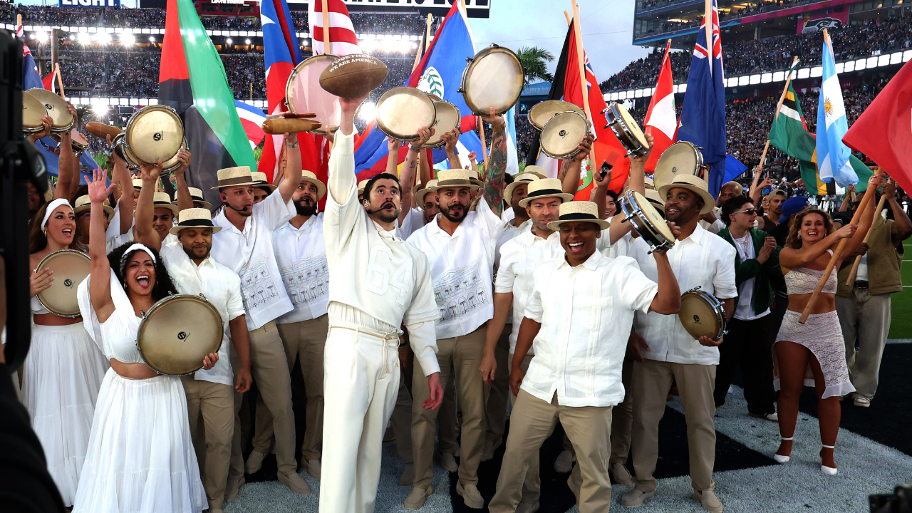 Bad Bunny transmite mensaje ‘Juntos somos América’ durante show de medio tiempo con Lady Gaga, Ricky Martin y más