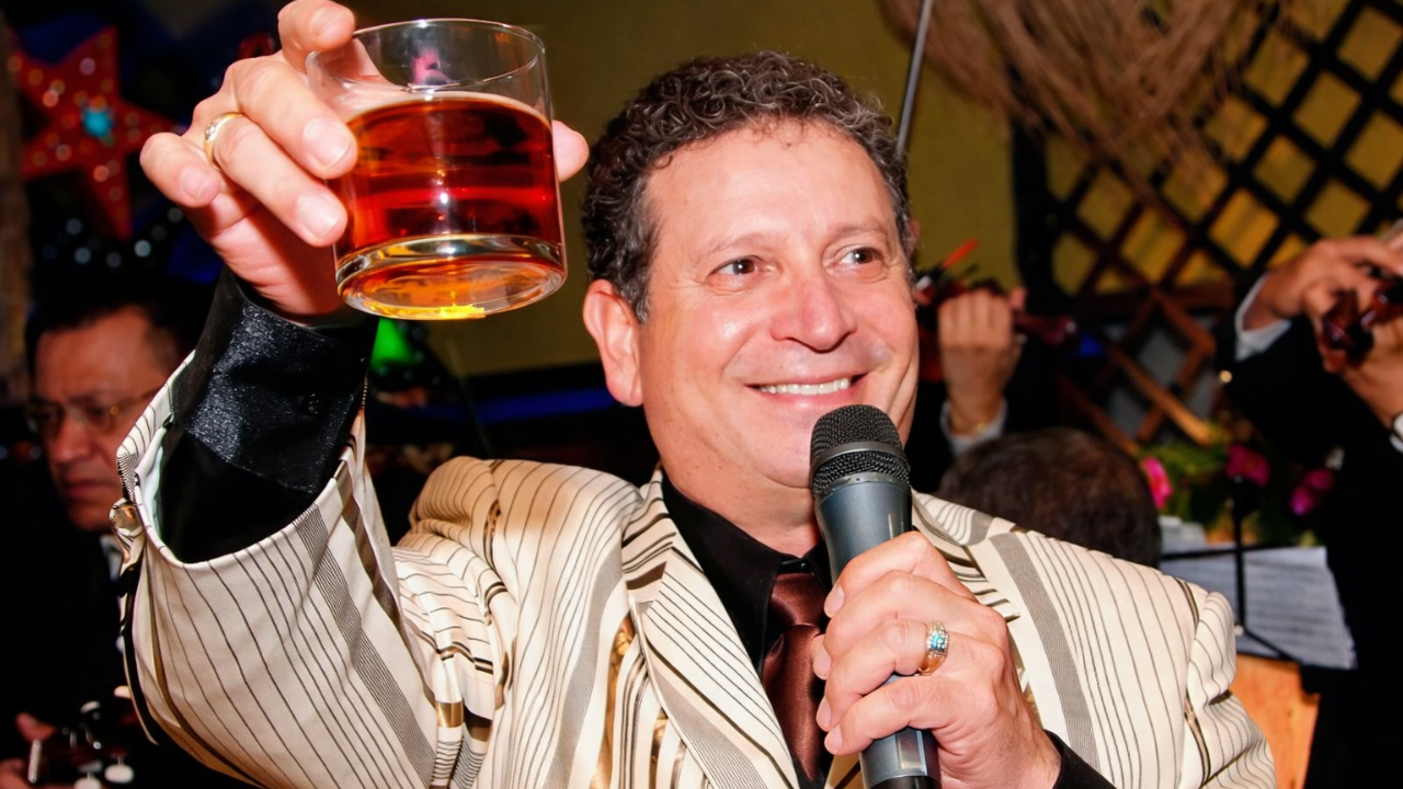 Darío Gómez “regresa” en el día de su cumpleaños con nueva versión de “Que Sea un Motivo”