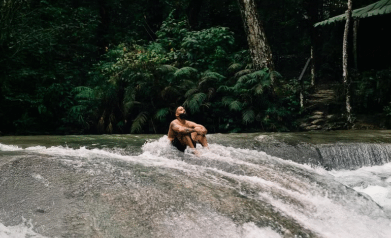 Eladio Carrión, con “Buenos Días”, muestra su costado más humano