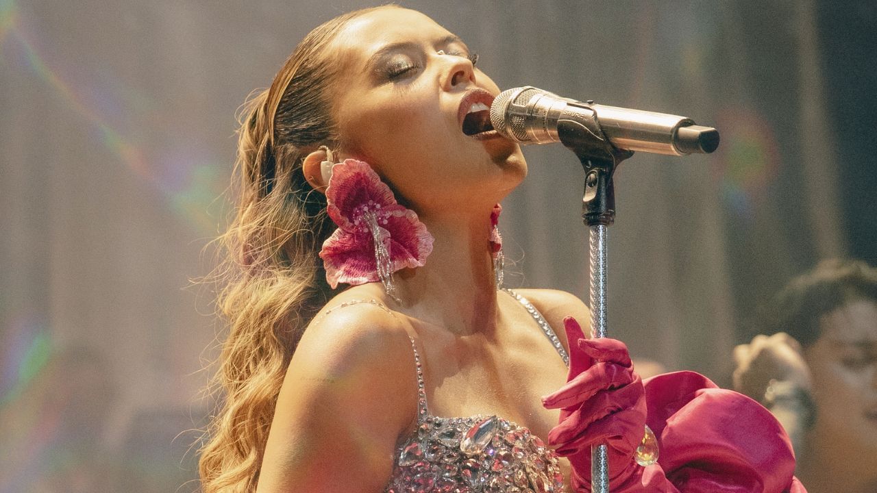 La noche en que Juliana reinventó su sonido acompañada por la orquesta del maestro Lucho Bermúdez