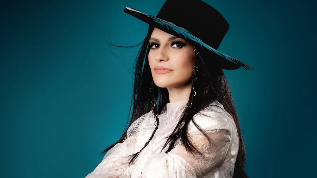 Laura Pausini se sincera sobre la ‘presión’ de la fama, cómo la cambió la maternidad y el ‘maravilloso’ mensaje de Bad Bunny