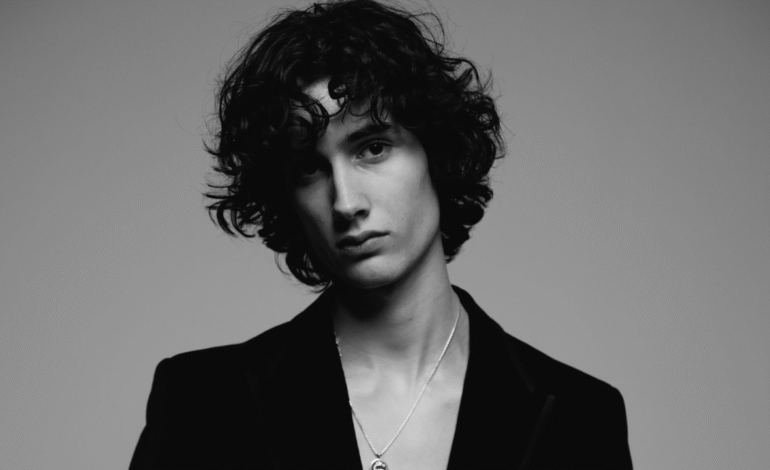 sombr se pone más emocional en “Homewrecker”