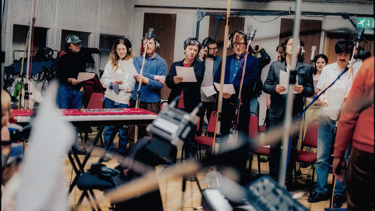 Treinta años después, ‘HELP (2)’ revive el espíritu solidario del britpop con grandes estrellas