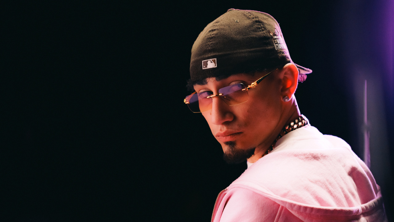 Omar Courtz, el artista firmado por Pitbull que entra con fuerza al Colombia Hot 100