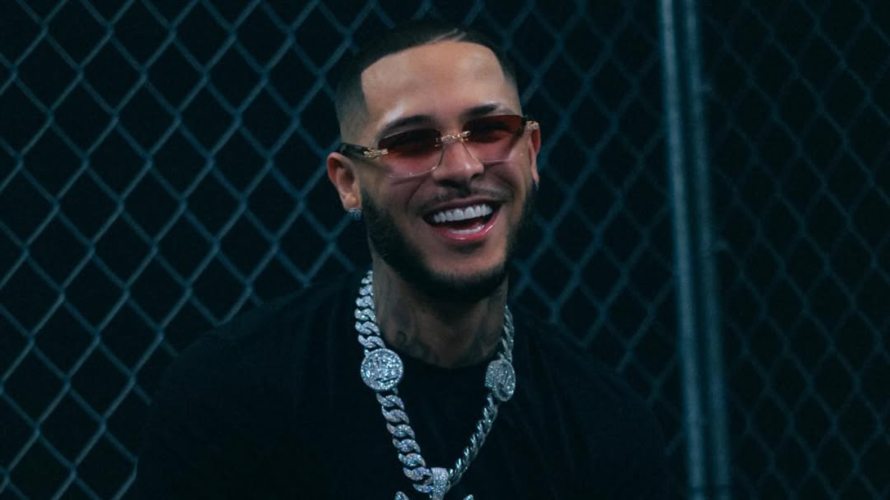 Con canciones como “YOGURCITO REMIX” y “WO OH OH”, Roa comienza a destacarse en el Colombia Hot 100