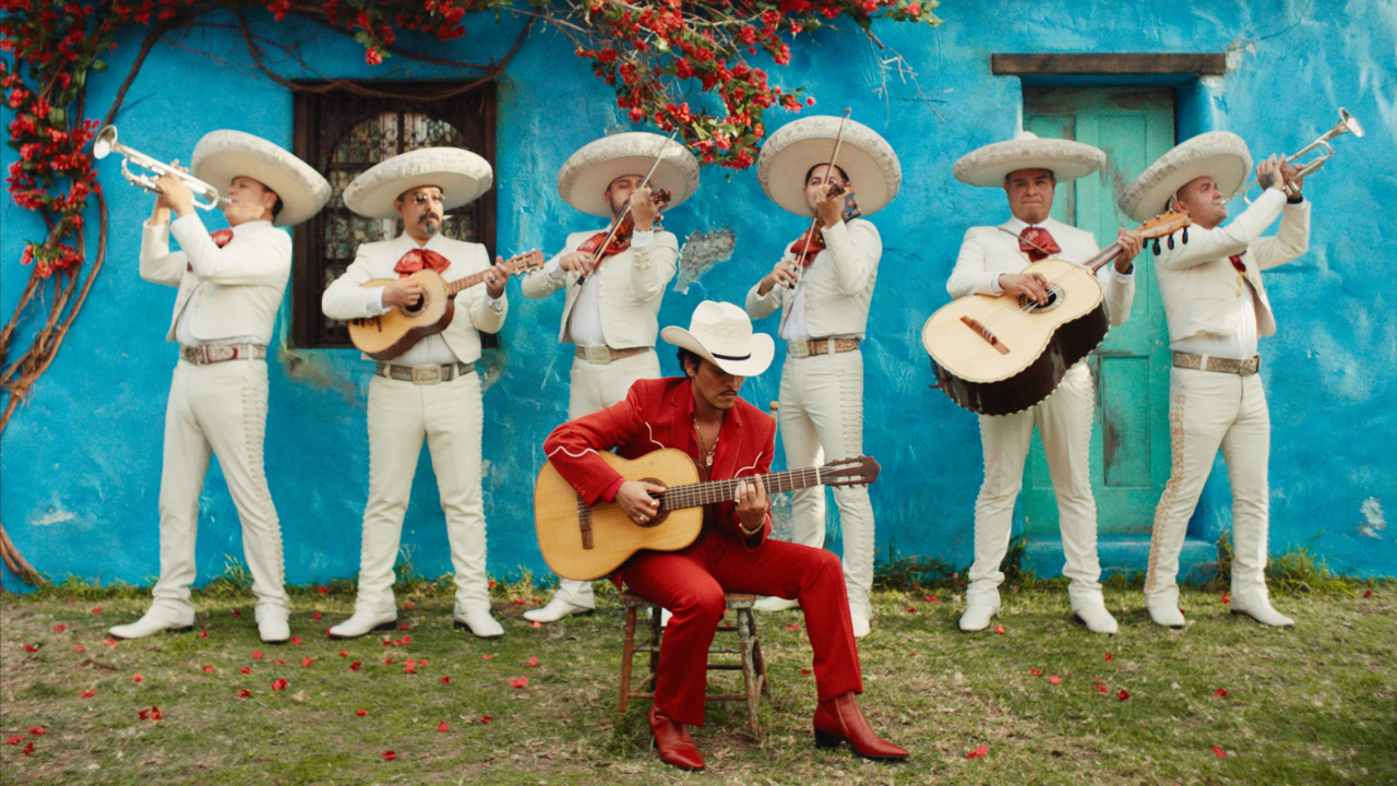 Cómo se creó el bolero ranchero “Risk It All” de Bruno Mars, No. 1 en el Global 200: ‘Probamos tantas versiones diferentes de esa canción’